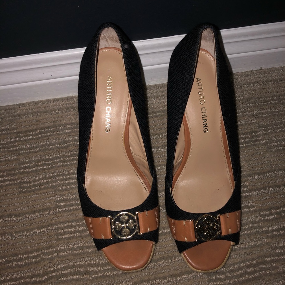 Arturo Chiang navy blue and tan wedges